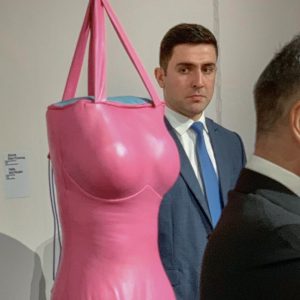 كيس الملاكمة الوردي وويلات الجسد الأنثوي