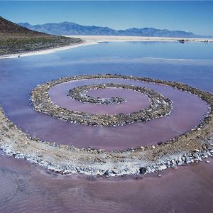 الحج الفنيّ: حين يدعونا الجمال بأسمائنا