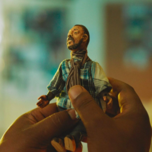 «كذب أبيض»…متعة تصغير العالم الشخصي