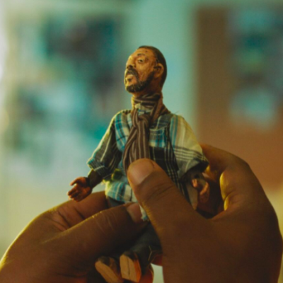 «كذب أبيض»…متعة تصغير العالم الشخصي